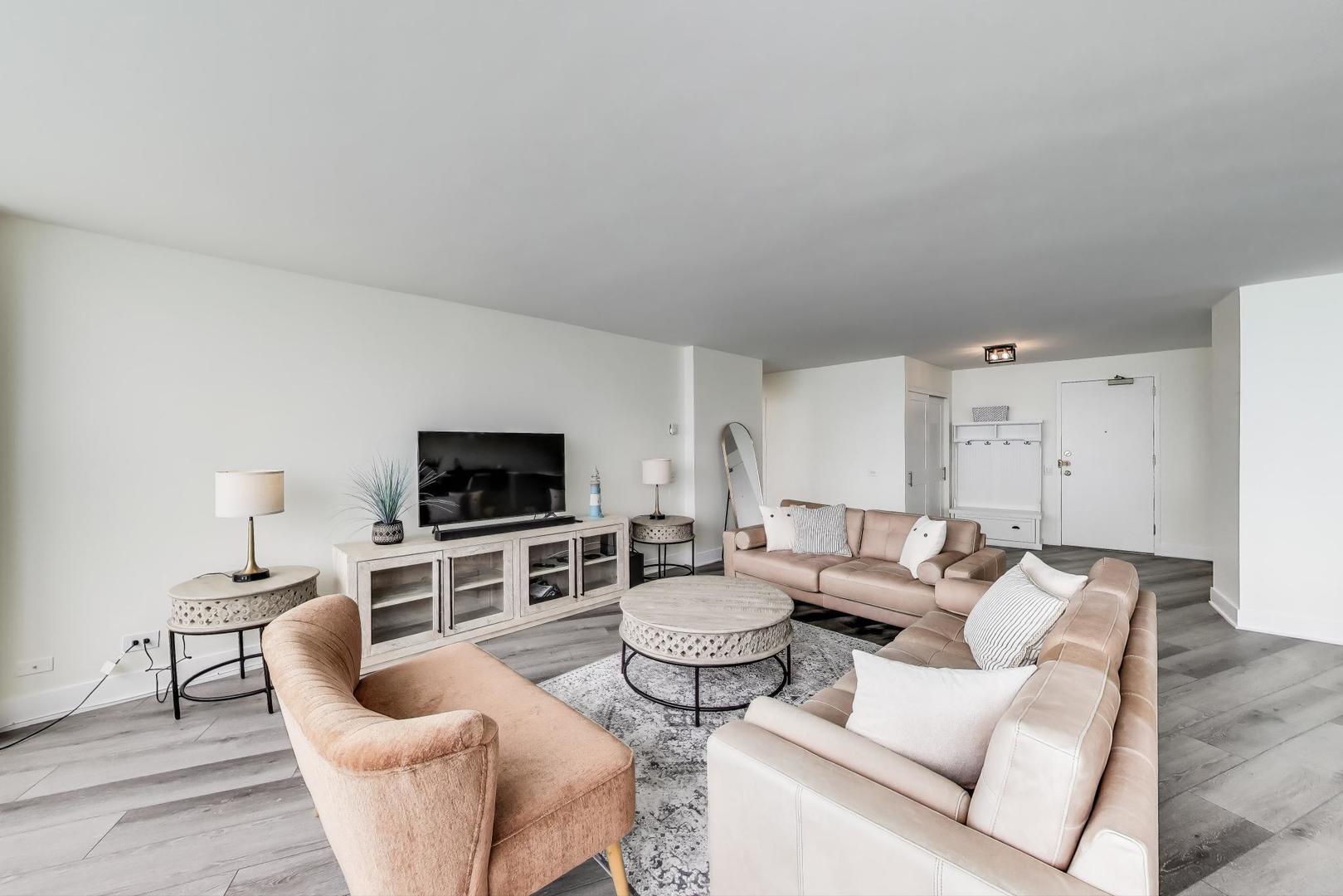 940 W Glenlake Avenue 19C