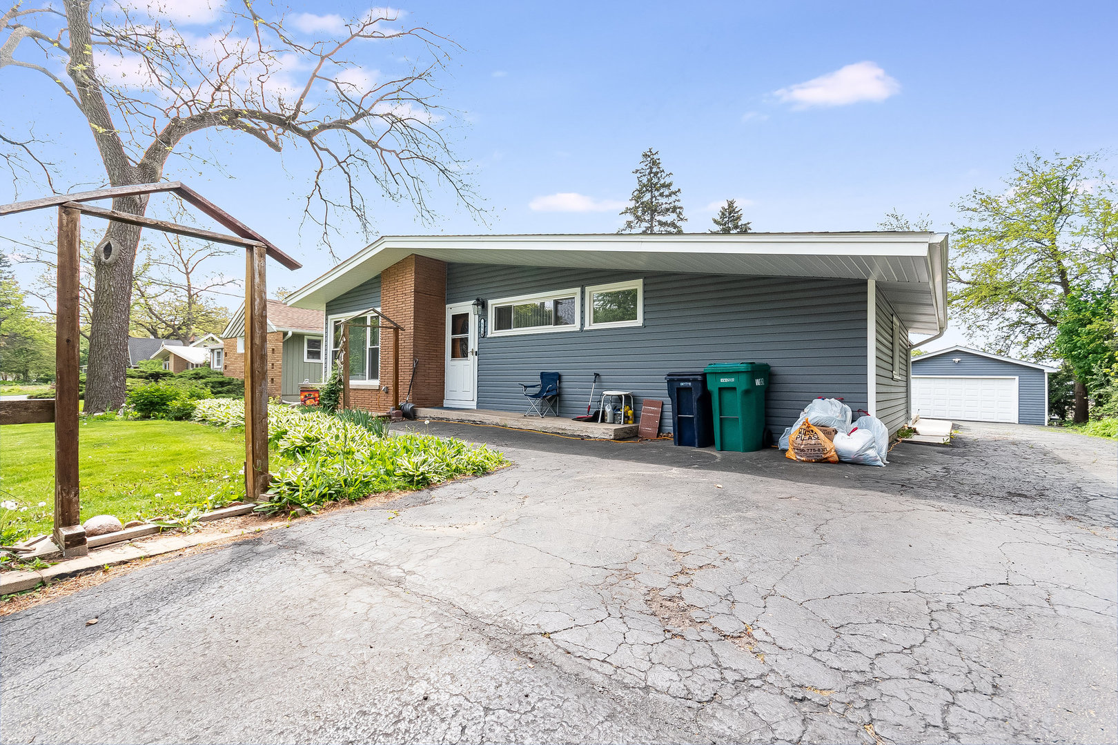 555 W Saint Charles Road