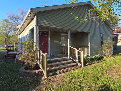Photo of 104 E Vermont Street, Carterville, IL 62918 (MLS # 12614477)