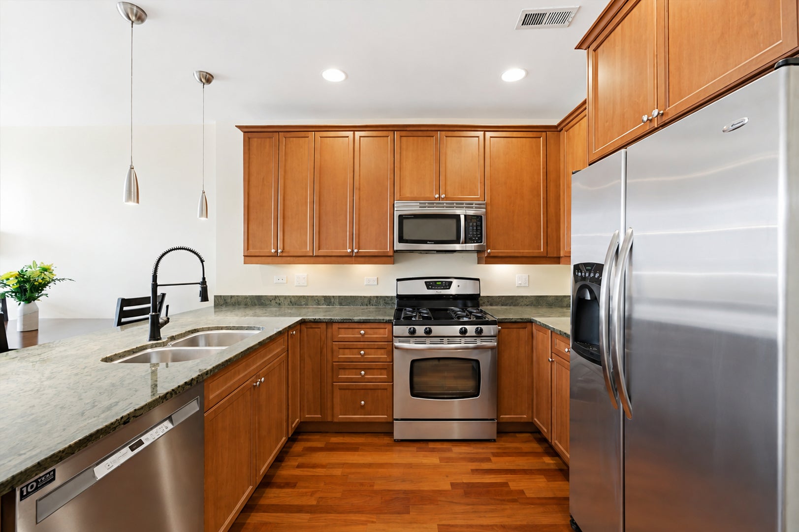 3946 N Ravenswood Avenue 411