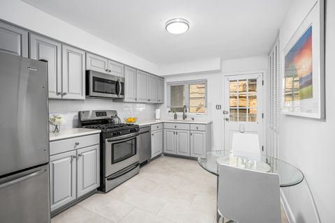 Tiny photo for 909 GREENWOOD Street #1C, Evanston, IL 60201 (MLS # 12495922)