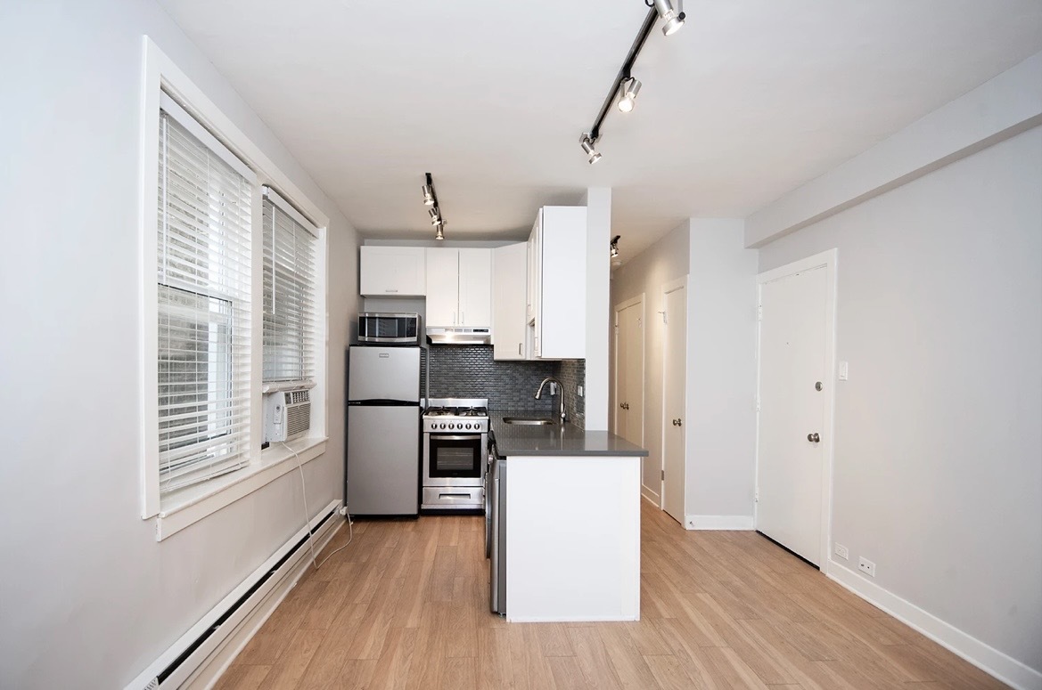 511 W Belmont Avenue 23