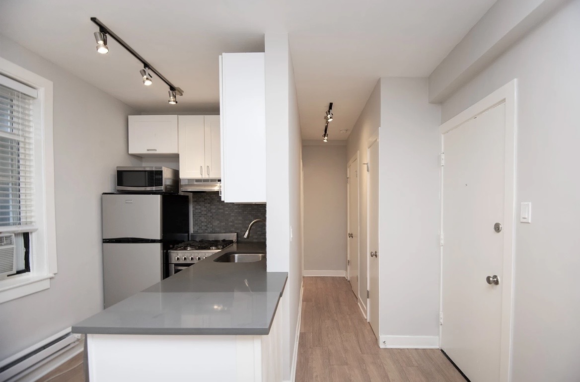 511 W Belmont Avenue 23