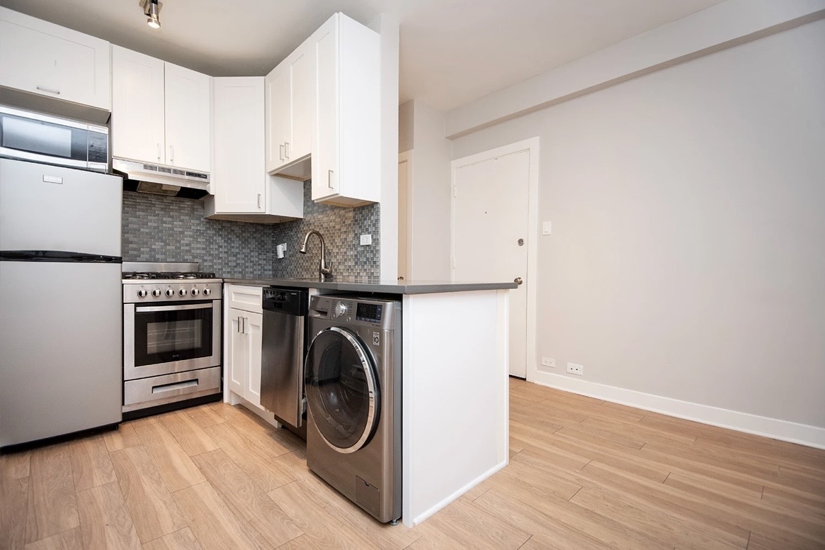 511 W Belmont Avenue 23