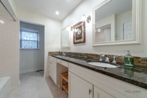 Tiny photo for 832 interlaken Lane, Libertyville, IL 60048 (MLS # 12492933)