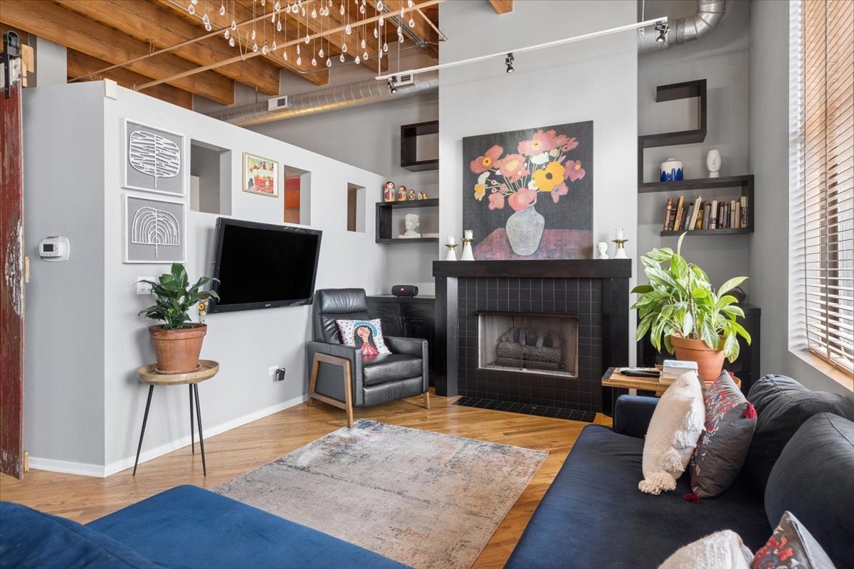 616 W FULTON Street 519