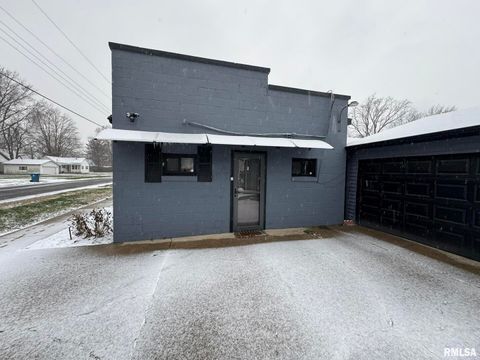 Tiny photo for 424 N COLLEGE Street, Centralia, IL 62801 (MLS # EB457085)