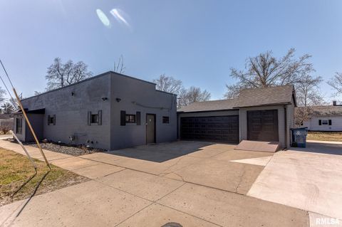 Tiny photo for 424 N COLLEGE Street, Centralia, IL 62801 (MLS # EB457085)