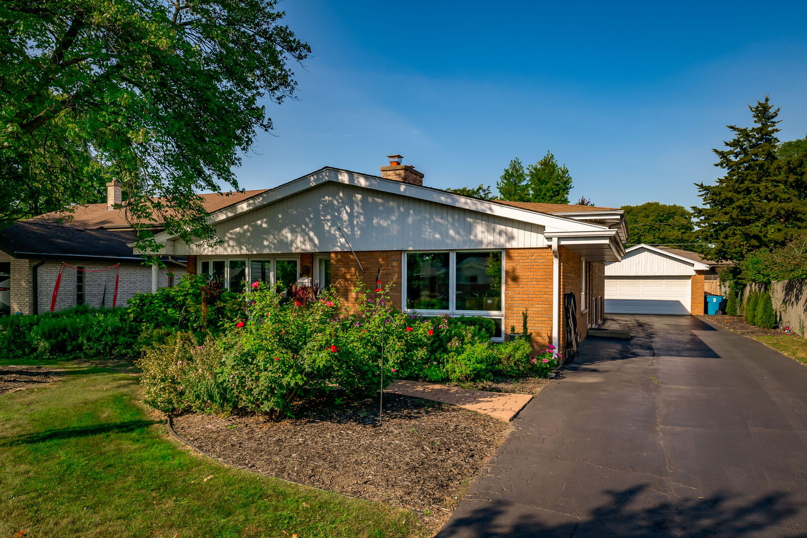 Elmhurst, Illinois 60126, United States, 5 Bedrooms Bedrooms, ,3 BathroomsBathrooms,Residential,Active,232316