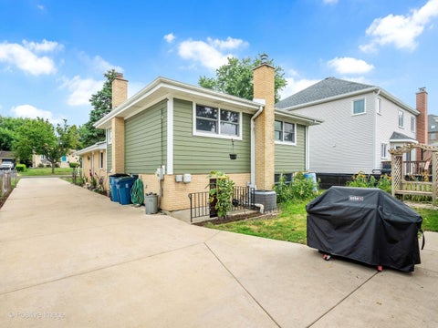 Tiny photo for 570 W Crockett Avenue, Elmhurst, IL 60126 (MLS # 12791100)