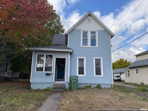 Photo of 2104 PERSHING Boulevard, Clinton, IA 52732 (MLS # QC4268938)