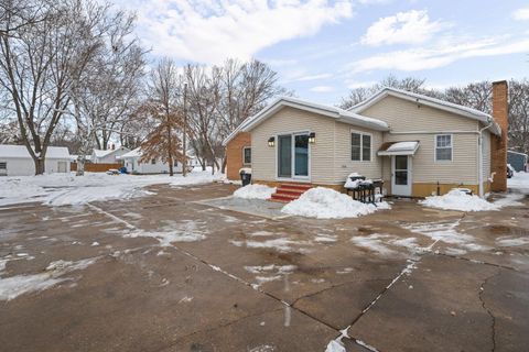 Tiny photo for 2701 47th Street, Moline, IL 61265 (MLS # 100000268)