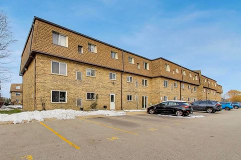 Tiny photo for 9420 Bay Colony Drive #2E, Des Plaines, IL 60016 (MLS # 12596621)