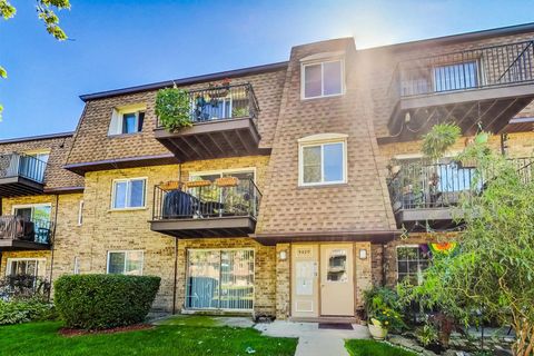 Tiny photo for 9420 Bay Colony Drive #2E, Des Plaines, IL 60016 (MLS # 12596621)