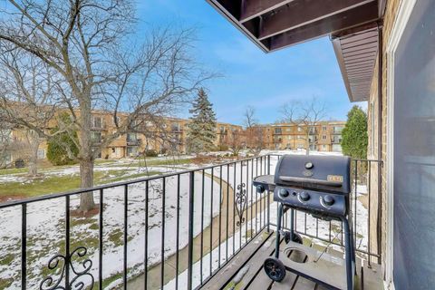 Tiny photo for 9420 Bay Colony Drive #2E, Des Plaines, IL 60016 (MLS # 12596621)