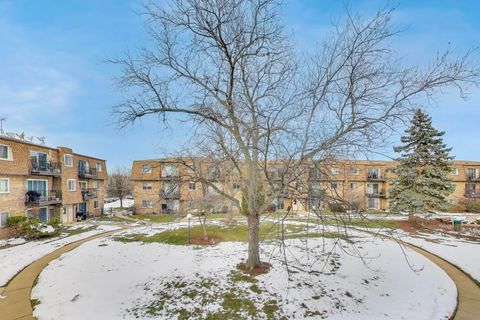Tiny photo for 9420 Bay Colony Drive #2E, Des Plaines, IL 60016 (MLS # 12596621)