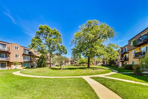 Tiny photo for 9420 Bay Colony Drive #2E, Des Plaines, IL 60016 (MLS # 12596621)