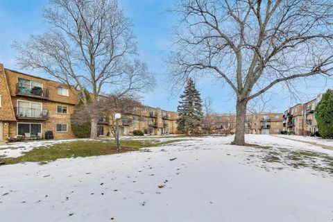 Tiny photo for 9420 Bay Colony Drive #2E, Des Plaines, IL 60016 (MLS # 12596621)