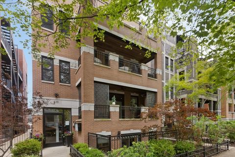 Photo of 839 W Bradley Place #3, Chicago, IL 60613 (MLS # 12643883)
