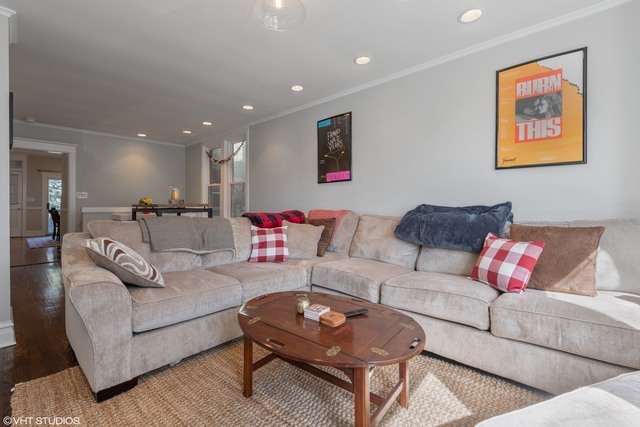 2224 W Melrose Street 1