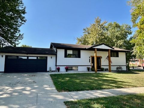 Photo of 1014 Laesch Avenue, Bloomington, IL 61704 (MLS # 12454206)