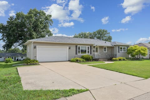 Tiny photo for 1839 W 38th Place, Davenport, IA 52806 (MLS # 12675167)