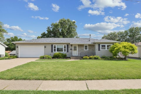 Photo of 1839 W 38th Place, Davenport, IA 52806 (MLS # 12675167)