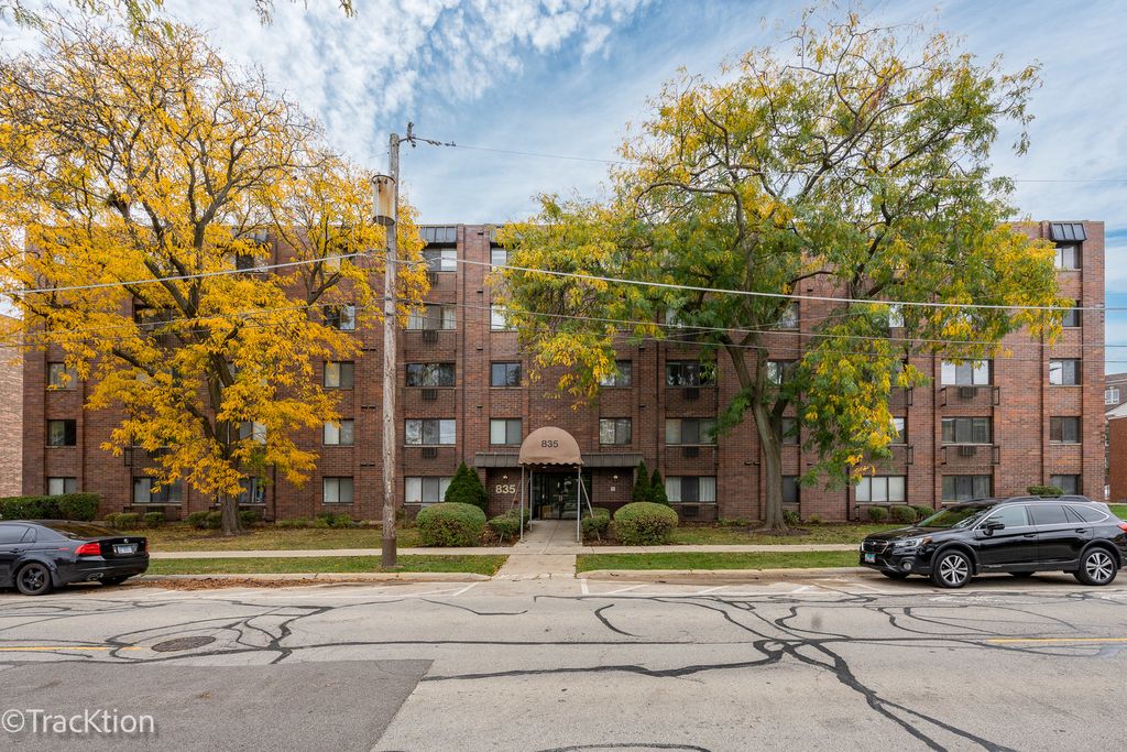 Photo for 835 Pearson Street #310, Des Plaines, IL 60016 (MLS # 12503112)