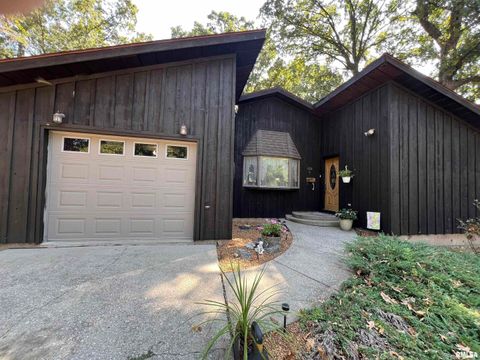 Photo of 420 N 9TH Street, Benton, IL 62812 (MLS # EB460524)