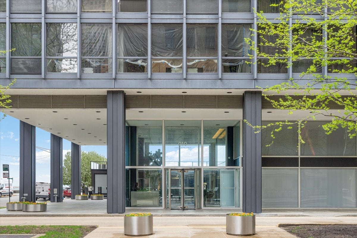 910 N Lake Shore Drive 2820