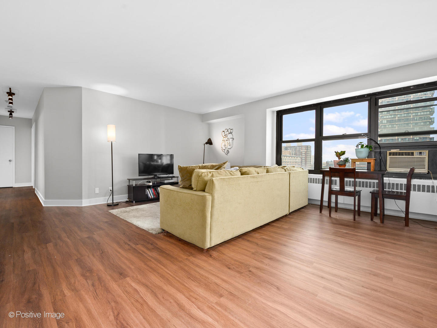 6118 N Sheridan Road 1003