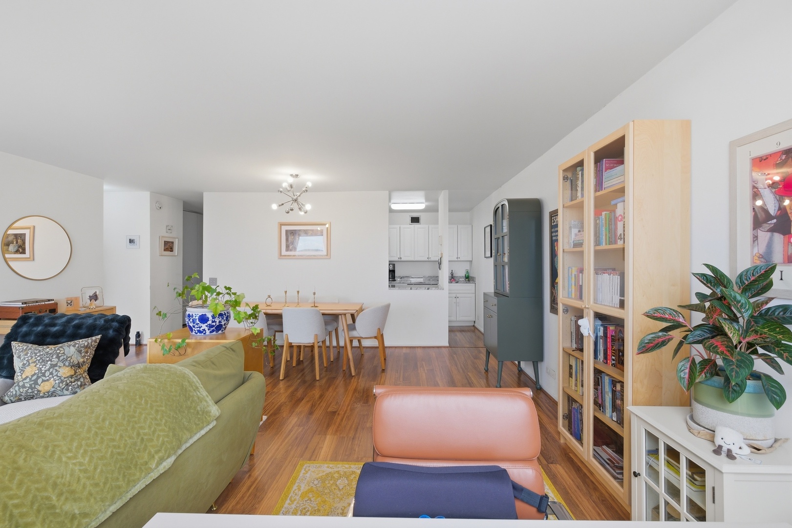 4343 N Clarendon Avenue 2213