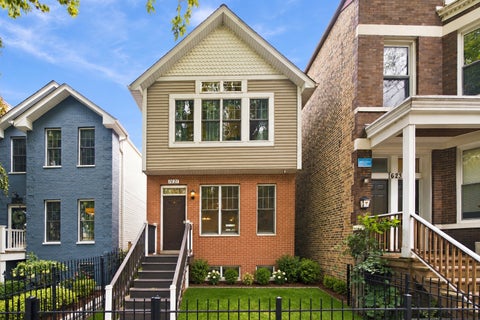 Photo of 1621 W Huron Street, Chicago, IL 60622 (MLS # 12768055)