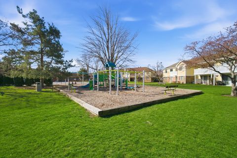 Tiny photo for 549 Williamsburg Court #B2, Wheeling, IL 60090 (MLS # 12606494)