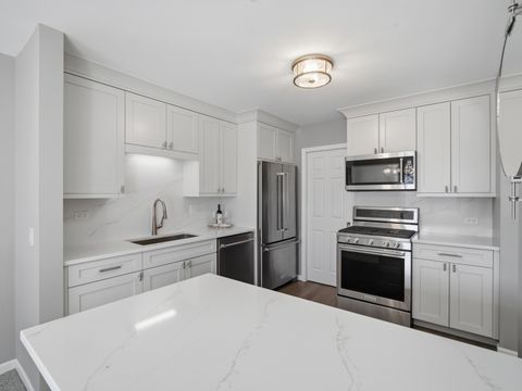 Tiny photo for 549 Williamsburg Court #B2, Wheeling, IL 60090 (MLS # 12606494)