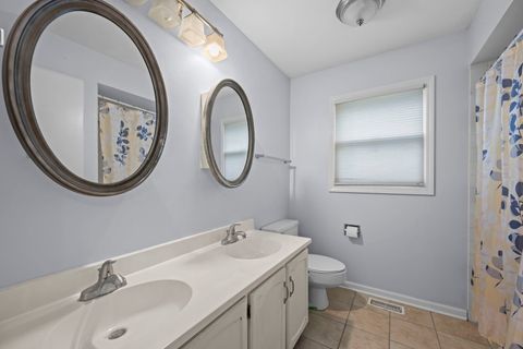 Tiny photo for 815 E Hintz Road, Arlington Heights, IL 60004 (MLS # 12705967)