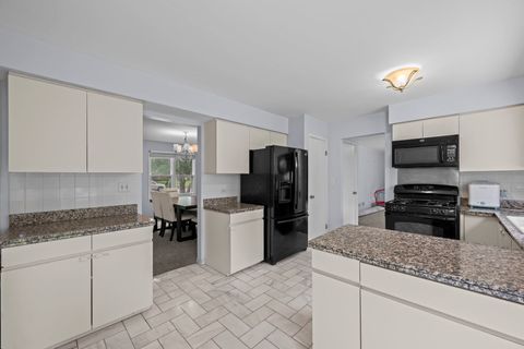 Tiny photo for 815 E Hintz Road, Arlington Heights, IL 60004 (MLS # 12705967)