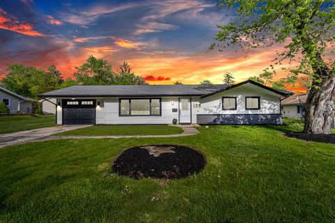 Photo of 135 S Walnut Lane, Schaumburg, IL 60193 (MLS # 12637912)