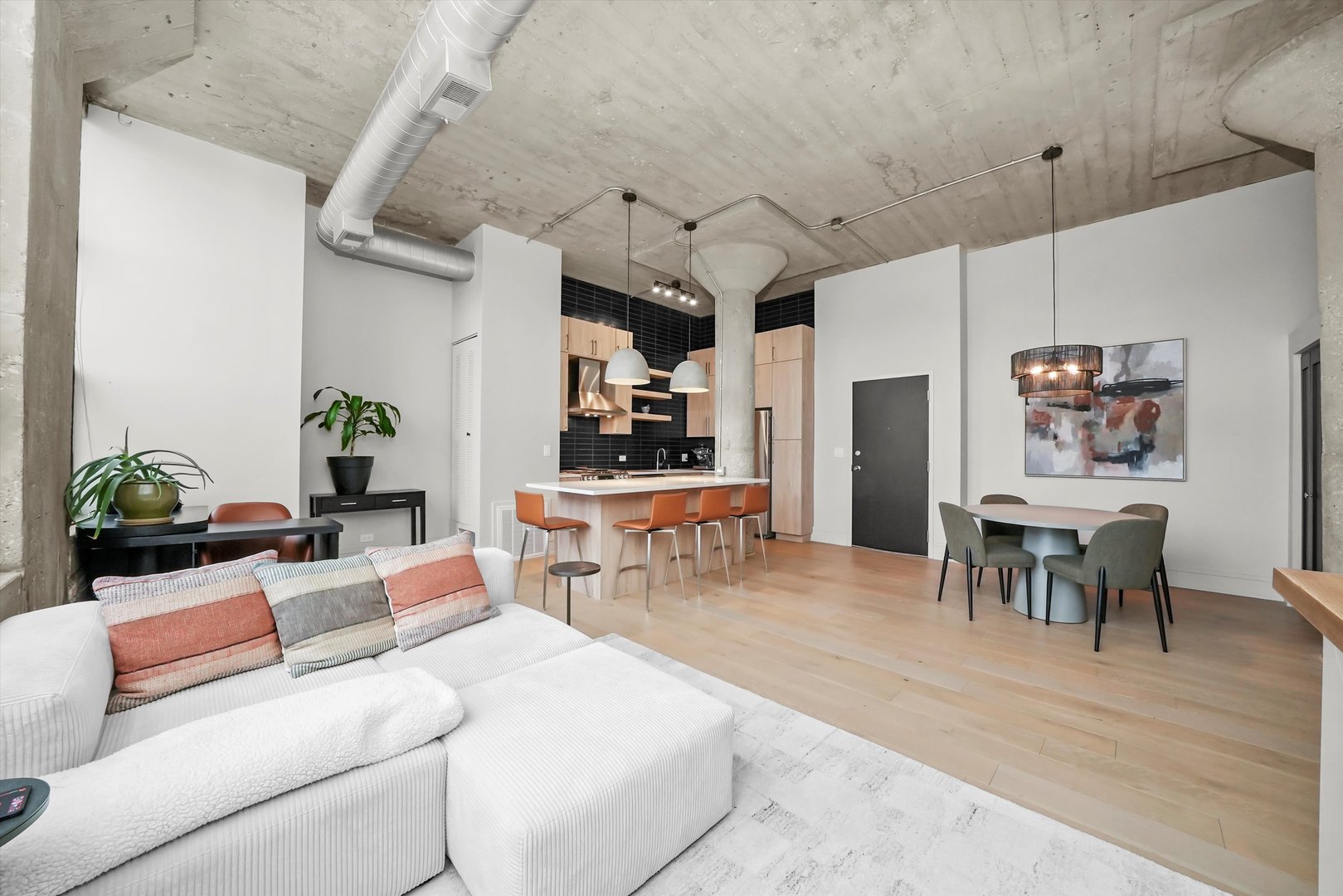 1800 W Roscoe Street 409