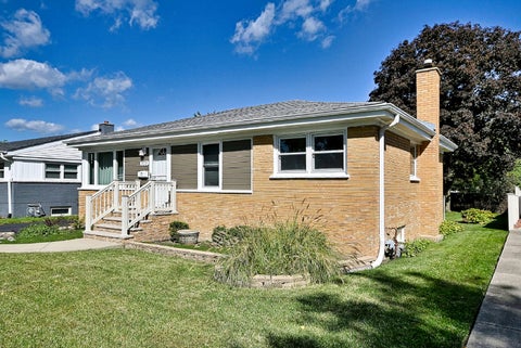 Tiny photo for 300 Wisconsin Drive, Des Plaines, IL 60016 (MLS # 12791679)
