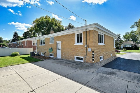 Tiny photo for 300 Wisconsin Drive, Des Plaines, IL 60016 (MLS # 12791679)