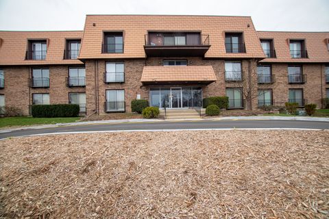 Photo of 4050 Dundee Road #203, Northbrook, IL 60062 (MLS # 12322217)