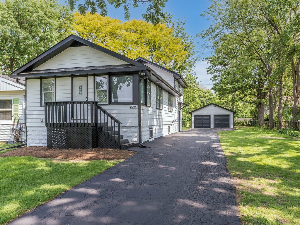 Photo for 2004 Burlington Avenue, Lisle, IL 60532 (MLS # 12381998)