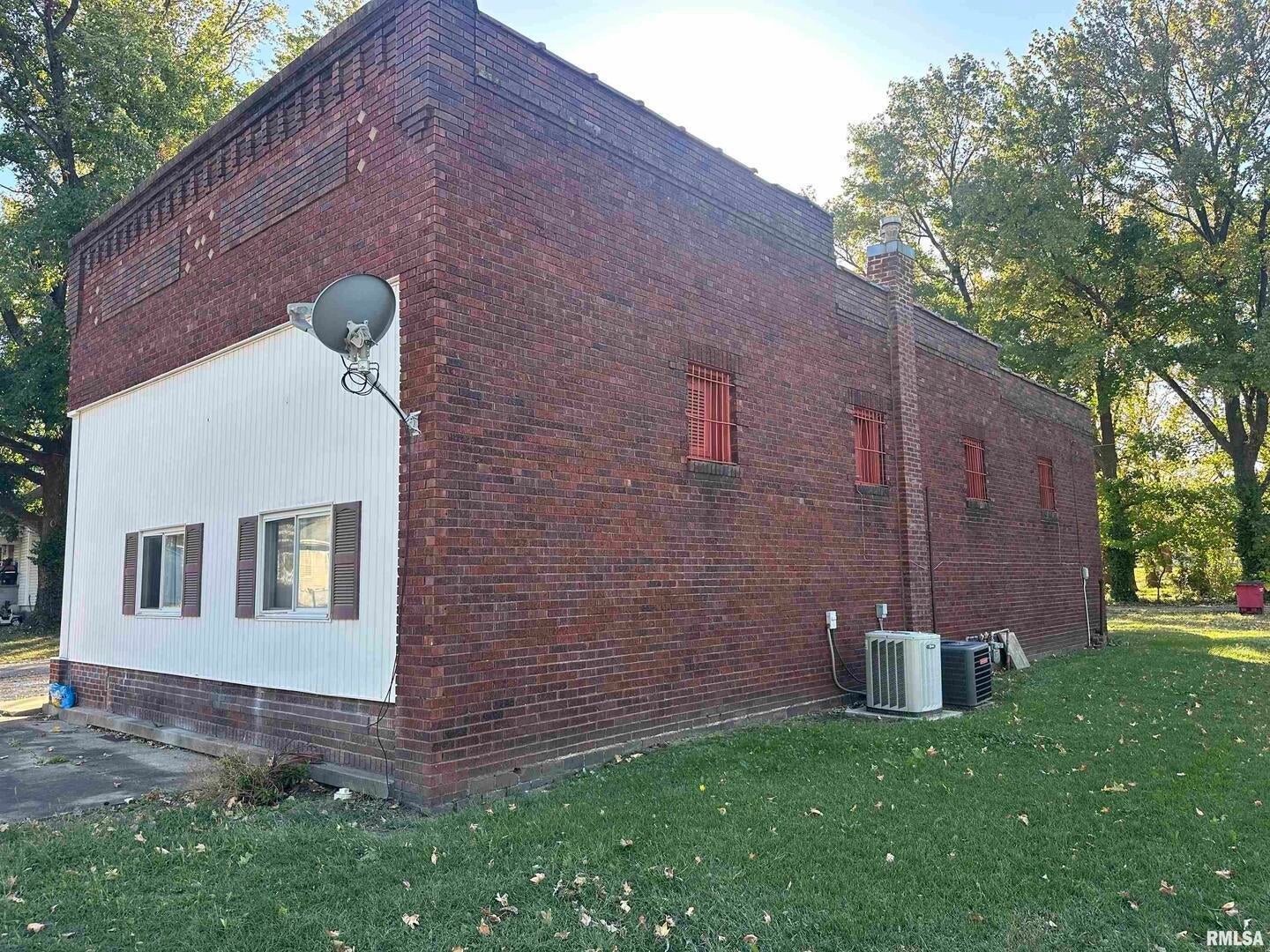 401 N DIVISION Street A & B