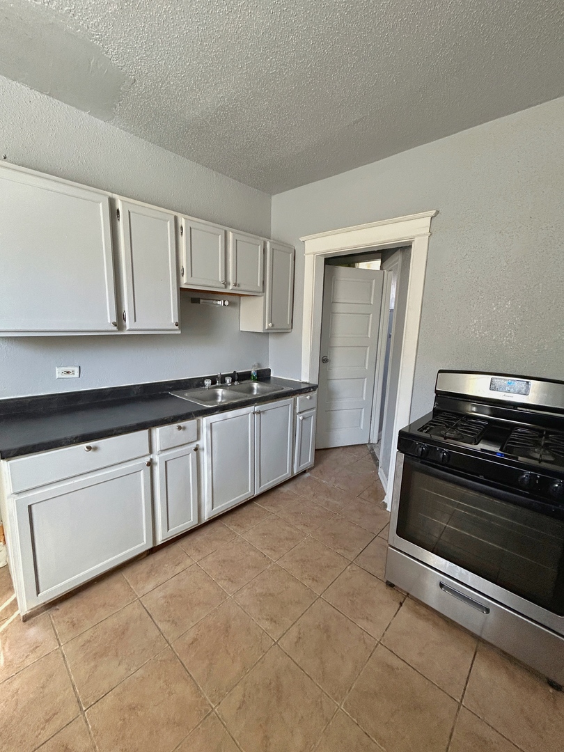 11833 S Perry Avenue