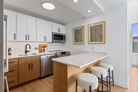 Tiny photo for 1355 N Sandburg Terrace #2801D, Chicago, IL 60610 (MLS # 12775839)