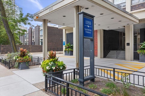 Photo of 1355 N Sandburg Terrace #2801D, Chicago, IL 60610 (MLS # 12775839)