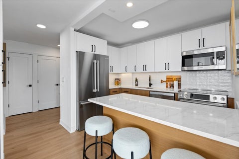 Tiny photo for 1355 N Sandburg Terrace #2801D, Chicago, IL 60610 (MLS # 12775839)