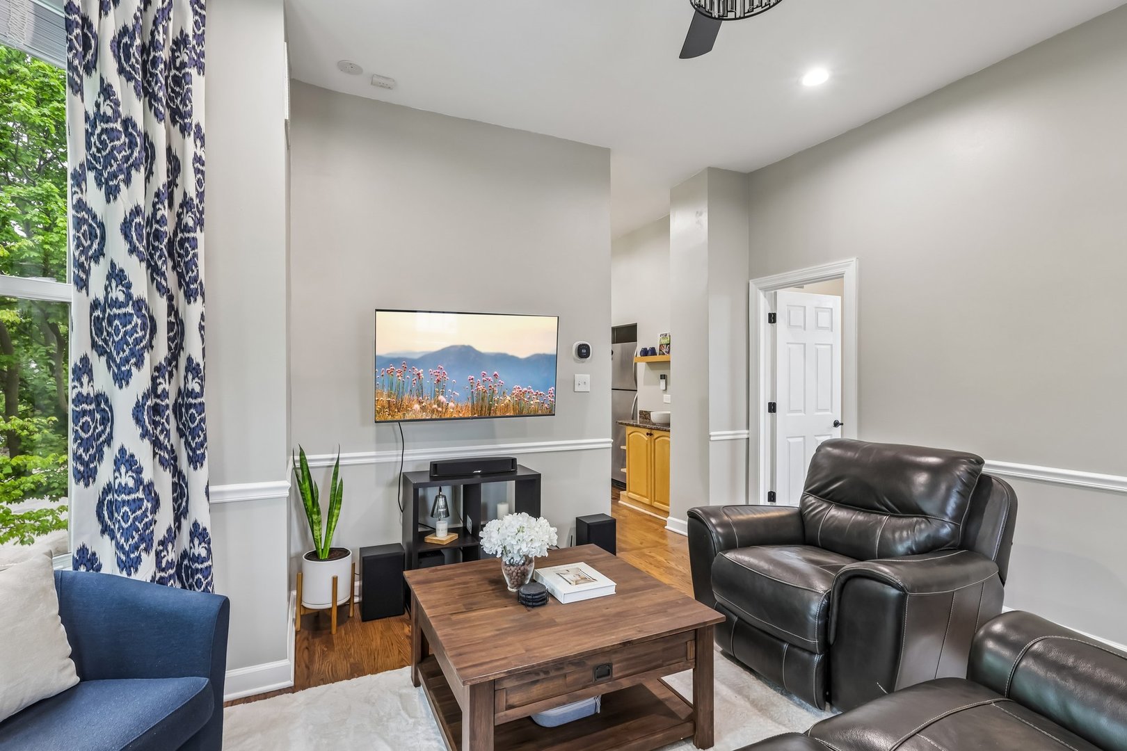 2105 W Barry Avenue 2