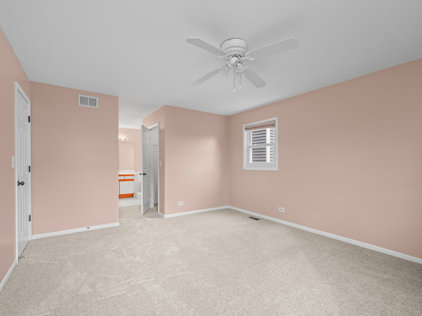 Cary, Illinois 60013, United States, 4 Bedrooms Bedrooms, ,3 BathroomsBathrooms,Residential,Active,232247